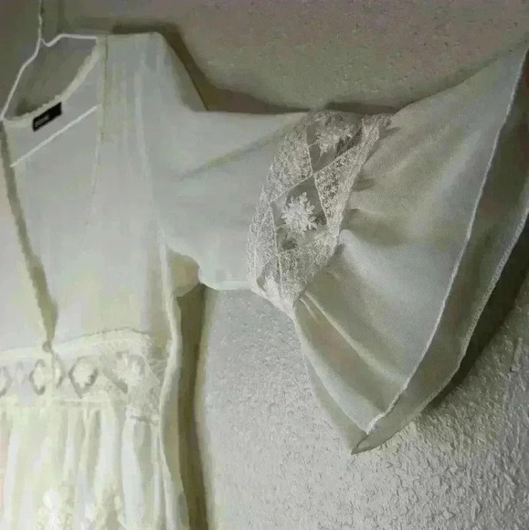 ORIGAMI by Vivian BOHO lite white lace ornate button down V-Neck w/bell sleeves - Picture 2 of 13